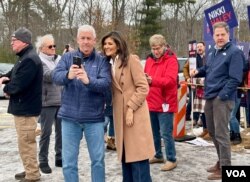 Nikki Haley se fotografiše sa pristalicama u New Hampshireu. (Carolyn Presutti/VOA)