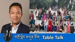 ས་རཱ་བོད་ཀྱི་མཐོ་སློབ་ཏུ་ཕྱི་རྒྱལ་དུ་གནས་སྡོད་བོད་པའི་སློབ་ཕྲུག་ཚོར་དམིཊ་ནས་སློབ་ཁྲིད་གནང་བཞིན་པ།