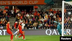 在澳大利亚的女足世界杯D组小组赛场上中国女足队对阵英格兰队。（2023年8月1日）