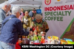 Para pengunjung mencicipi kopi Indonesia dari berbagai daerah di acara Passport DC, di Washington DC, Sabtu, 6 Mei 2023. (Foto: KBRI Washington DC)