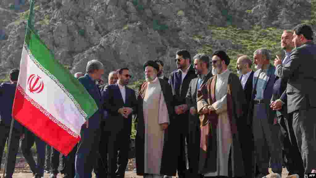 Una fotografía proporcionada por la presidencia iraní muestra al presidente de Irán, Ebrahim Raisi (centro), en el sitio de Qiz Qalasi, la tercera presa construida conjuntamente por Irán y Azerbaiyán en el río Aras, antes de su ceremonia de inauguración, el 19 de mayo de 2024.