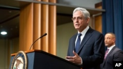 El secretario de Justicia de EEUU, Merrick Garland, habla durante una conferencia de prensa para anunciar arrestos e interrupciones a la cadena de suministro de las sustancias químicas precursoras para fabricar el fentanilo, el viernes 23 de junio de 2023, en Washington. 