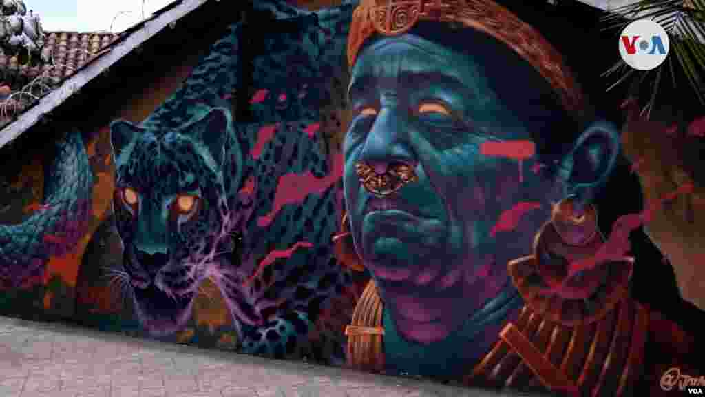 Un graffiti gigantesco con la imagen de un líder indígena y un Jaguar que representan la cultura de la Amazonía colombiana. FOTO: Johan Reyes, VOA. 