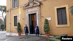 ARCHIVO - Los gendarmes del Vaticano se paran fuera de la sala del Palacio del Tribunal durante la apertura del Año Judicial del Tribunal en la Ciudad del Vaticano, en enero de 2015.