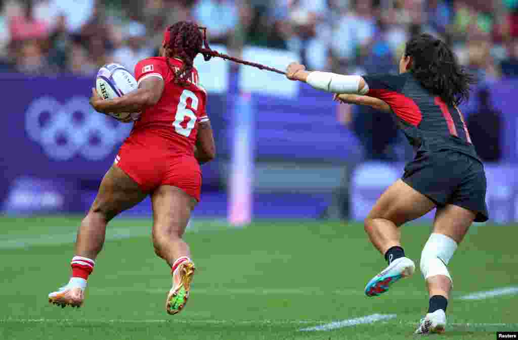 Charity Williams (depan) dari Kanada ditarik rambutnya oleh Xiaoqian Liu dari China selama pertandingan grup A Rugby Sevens putri antara Kanada vs. China pada Olimpiade Musim Panas 2024 di Stade de France, Prancis. (Reuters)&nbsp;