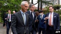 L'ambassadeur américain au japon Rahm Emanuel (à g.) et le secrétaire d'État américain Antony Blinken (centre).