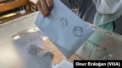2024 Yerel Seçimleri'nde Mersin'de oy kullanılırken