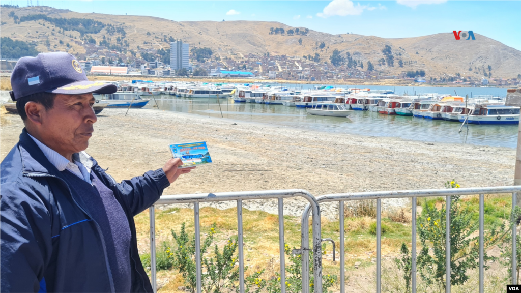 Juan Ramos, presidente de la Asociación de empresas de transporte turístico lacustre Los Uros, dice que el menor nivel de las aguas del lago perjudica a cientos de familias que viven de la actividad.