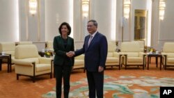美国商务部长吉娜·雷蒙多（Gina Raimondo）与中国国务院总理李强在北京人大会堂举行会晤。（美联社2023年8月29日）