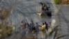 Granična patrola posmatra iz čamca migrante dok prelaze reku Rio Grande, iz Meksika u Sjedinjene Države, u Eagle Passu, Teksas, 22. septembra 2023.