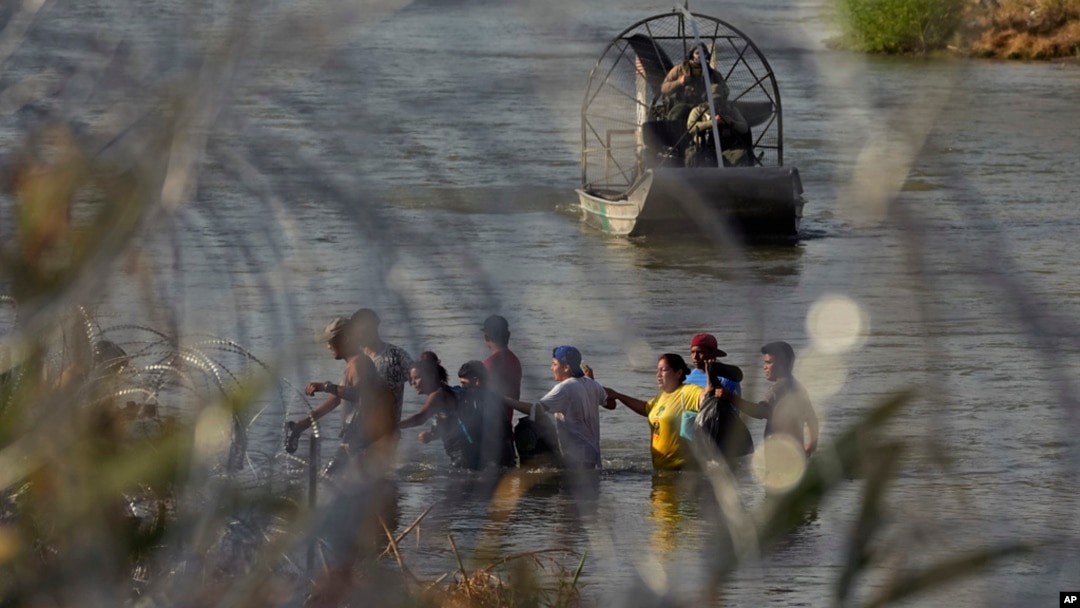 Granična patrola posmatra iz čamca migrante dok prelaze reku Rio Grande, iz Meksika u Sjedinjene Države, u Eagle Passu, Teksas, 22. septembra 2023.