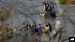 Granična patrola posmatra iz čamca migrante dok prelaze reku Rio Grande, iz Meksika u Sjedinjene Države, u Igl Pasu, Teksas, 22. septembra 2023.