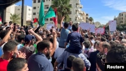 Manifestantes reunidos para una muestra de solidaridad con los palestinos en Gaza, cerca de la embajada de Israel en Ammán, Jordania, el 7 de octubre de 2023. [REUTERS]