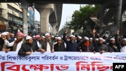 Unjuk rasa para aktivis partai Islami Andolan Bangladesh di Dhaka, 26 Januari 2024, menentang dimasukkannya konten transgender ke dalam kurikulum buku teks nasional baru-baru ini. (Munir Uz Zaman / AFP)