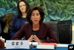 美国商务部长吉娜·雷蒙多(Gina Raimondo)在北京与中国商务部长王文涛举行双边会谈。（2023年8月28日）