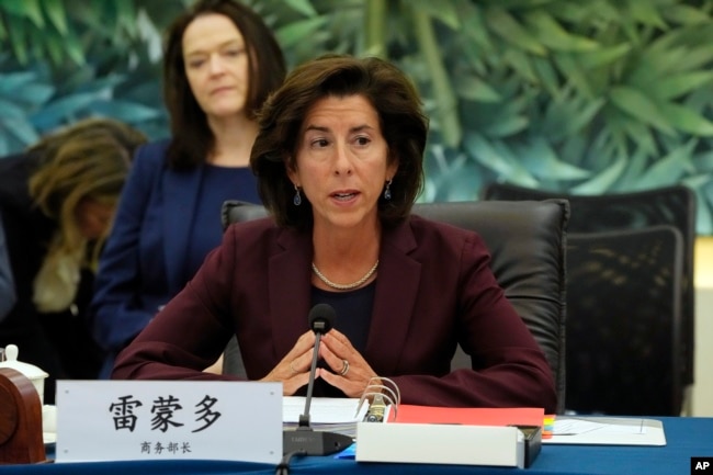 美国商务部长吉娜·雷蒙多(Gina Raimondo)在北京与中国商务部长王文涛举行双边会谈。（2023年8月28日）