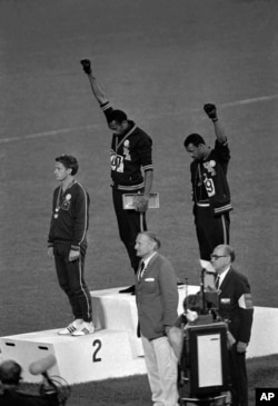 Tomi Smit (u sredini) i Džon Karlos (desno) na pobedničkom postolju na Olimpijskim igrama u Meksiko Sitiju 1968. (Foto: AP)