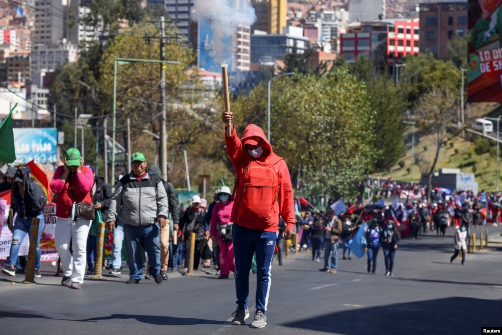 La marcha de maestros en La Paz, Bolivia, se dio el 1 de mayo, cuando países de la región celebran el Día de los Trabajadores.