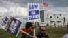 Anggota serikat pekerja otomotif (UAW) menggelar aksi unjuk rasa di pabrik perkaitan Jeep di Toledo, Ohio, pada 9 Oktober 2023. (Foto: Jonathan Aguilar/The Blade via AP)