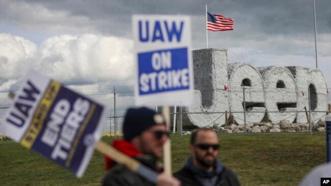 FILE — Striking UAW workers picket at the Jeep Assembly Plant in Toledo, Ohio, Oct. 9, 2023.