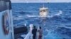 Sebuah kapal Garda Pantai Filipina menarik kapalnya yang rusak akibat meriam air dari kapal Garda Pantai China saat kapal tersebut menuju ke Second Thomas Shoal di Laut China Selatan, 10 Desember 2023. (Foto: via Reuters)