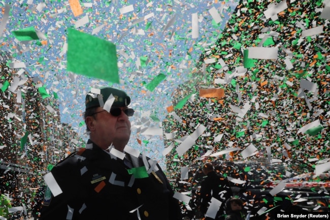 ARCHIVO - Confetti cae alrededor un hombre al comienzo del Desfile anual del Día de San Patricio en Boston, el 19 de marzo de 2023.
