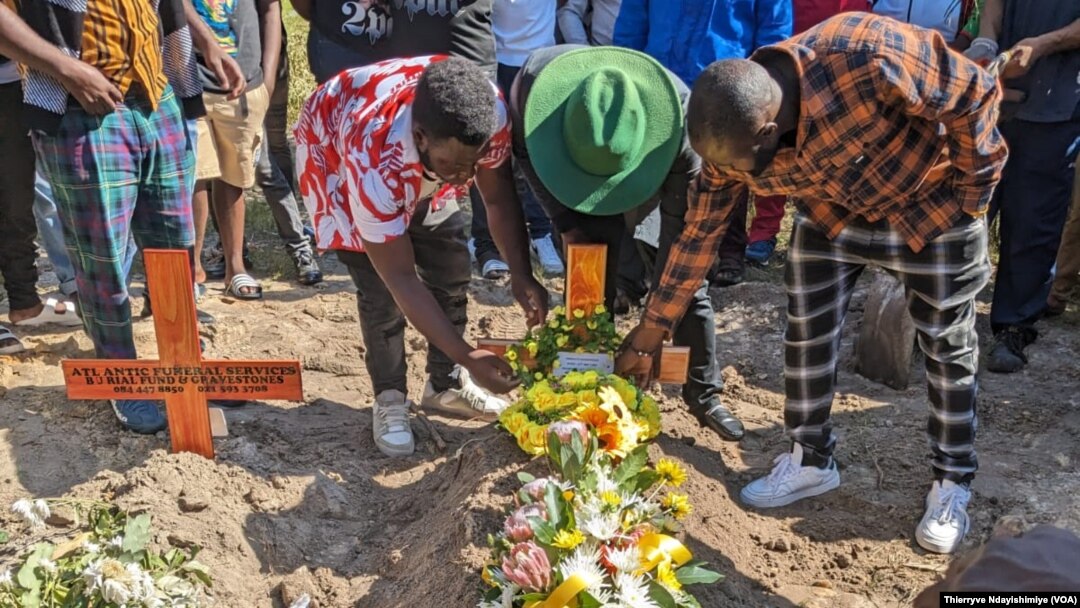 Bamwe mu Barundi bari mw'ishingurwa rya bagenzi babo muri Afurika y'eppfo