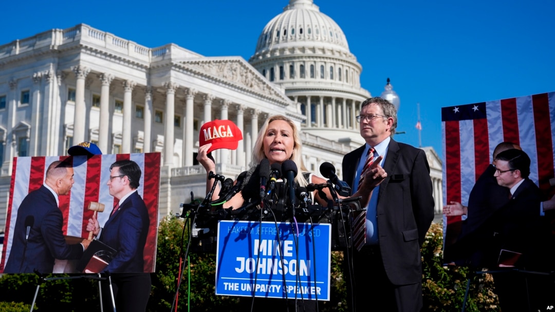 La representante republicana Marjorie Taylor Greene, acompañada del representante Thomas Massie, dice que intentará derrocar al presidente de la Cámara de Representantes, Mike Johnson, durante una conferencia de prensa en el Capitolio en Washington, el 1 de mayo de 2024.