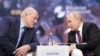 Білоруський президент Аляксандр Лукашенка та російський президент Владімір Путін на економічній конференції у Москві 24 травня 2023 р.