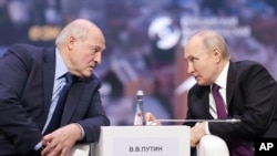 Архивное фото. Александр Лукашенко и Владимир Путин на Евразийском экономическом форуме. Москва. 24 мая 2023.