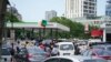 Les gens font la queue pour acheter du carburant à la station-service de la Nigerian National Petroleum Company Limited à Lagos, au Nigeria, le mardi 30 mai 2023. (AP Photo/Sunday Alamba)