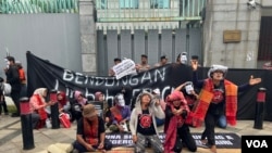 Beberapa warga Dairi melakukan aksi budaya menari Tor Tor di depan Kedubes China, di Jakarta, Selasa (11/6), menuntut pemerintah China batalkan pendanaan untuk PT DPM, yang akan melakukan kegiatan pertambangan di Kabupaten Dairi, Sumatera Utara (VOA/Ghita Intan).