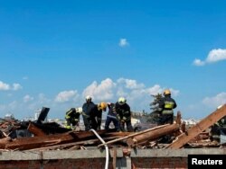 Para petugas SAR bekerja di lokasi serangan rudal Rusia di Kota Chernihiv, Ukraina, 19 Agustus 2023. (Foto: Kepolisian Nasional/handout via Reuters)