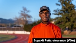 ดอน คัวร์รี่ (Don Quarrie) อดีตเจ้าของเหรียญทองวิ่ง 200 เมตรชายในกีฬาโอลิมปิกเกมส์ ชาวจาไมกา ผู้ฝึกสอนพิเศษและประสานงานในการเก็บตัวที่สหรัฐฯ