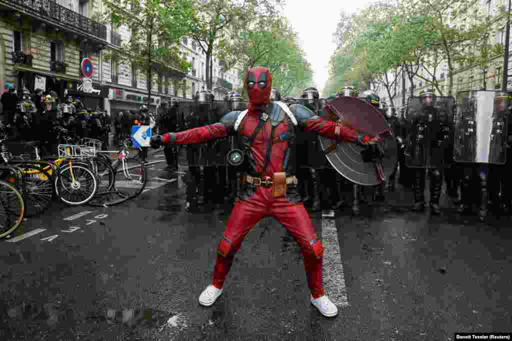 Um homem vestido com uma fantasia de Deadpool participa da tradicional marcha trabalhista de 1º de maio, um dia de mobilização contra a nova lei francesa da reforma e por justiça social, em Paris, França.