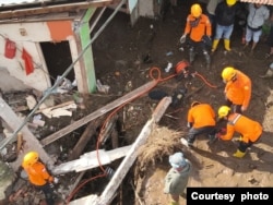 Tim penyelamat berusaha mencari korban banjir bandang di kawasan Kabupaten Agam dan Tanah Datar di Sumatra Barat (courtesy: Basarnas Padang)