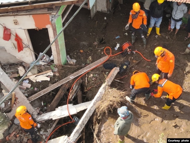 Tim penyelamat berusaha mencari korban banjir bandang di kawasan Kabupaten Agam dan Tanah Datar di Sumatra Barat (courtesy: Basarnas Padang)