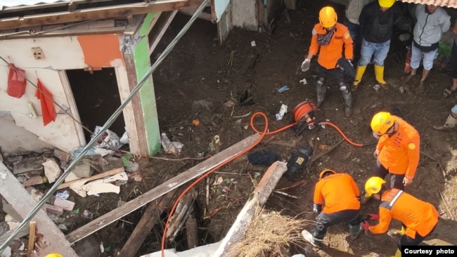 Tim penyelamat berusaha mencari korban banjir bandang di kawasan Kabupaten Agam dan Tanah Datar di Sumatra Barat (courtesy: Basarnas Padang)