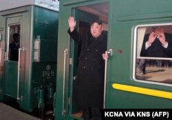 ARHIVA - Severnokorejski lider Kim Džong Un osmehuje se dok napušta voz u Kasanu, u Primorskom regionu, u Rusiji, 24. aprila 2019.