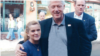 El expresidente de EEUU, Bill Clinton, posa frente al Red Arrow Diner durante una visita a Manchester, Nuevo Hampshire.&nbsp;