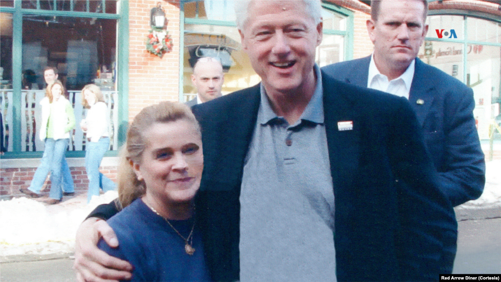 El expresidente de EEUU, Bill Clinton, posa frente al Red Arrow Diner durante una visita a Manchester, Nuevo Hampshire.&nbsp;