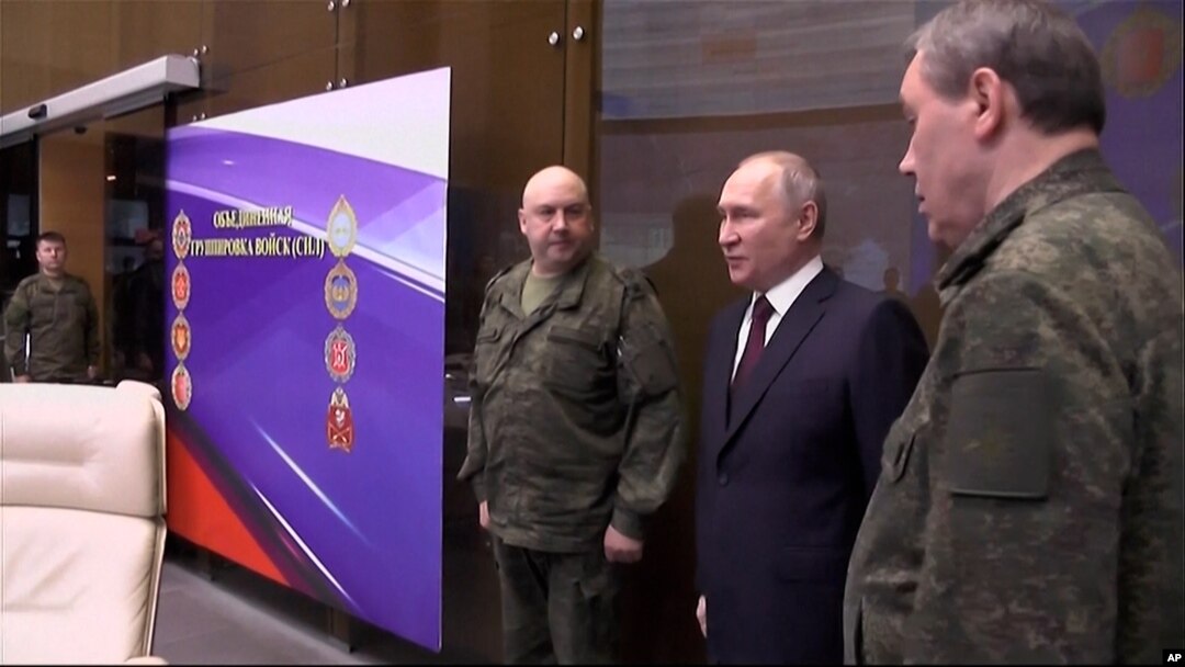 Presidenti rus duke vizituar komandën e forcave ruse në Rostov