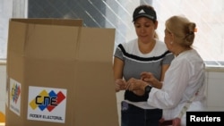 People vote in the country's presidential election, in Caracas, Venezuela, July 28, 2024. 