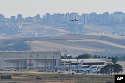 Pesawat yang diyakini membawa tahanan dari Rusia, tiba di Bandara Ankara, Turki, Kamis, 1 Agustus 2024. (AP)