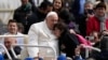 2023年3月29日，教宗方济各在梵蒂冈圣彼得广场的每周公开接见结束时拥抱一个孩子。（美联社照片）
