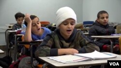Anak-anak mengikuti kelas bahasa Arab di Masjid Dearborn di Michigan pada 12 Maret 2023. (Foto: VOA)