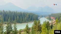 Morant’s Curve, uno de los miradores favoritos de los visitantes al Parque Nacional Banff, en Alberta, Canadá. [Foto: Karen Sánchez, VOA]