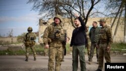 볼로디미르 젤렌스키(가운데 오른쪽) 우크라이나 대통령이 18일 동부 도네츠크 최전방 아우디이우카를 방문해 지휘관과 이야기하고 있다. 