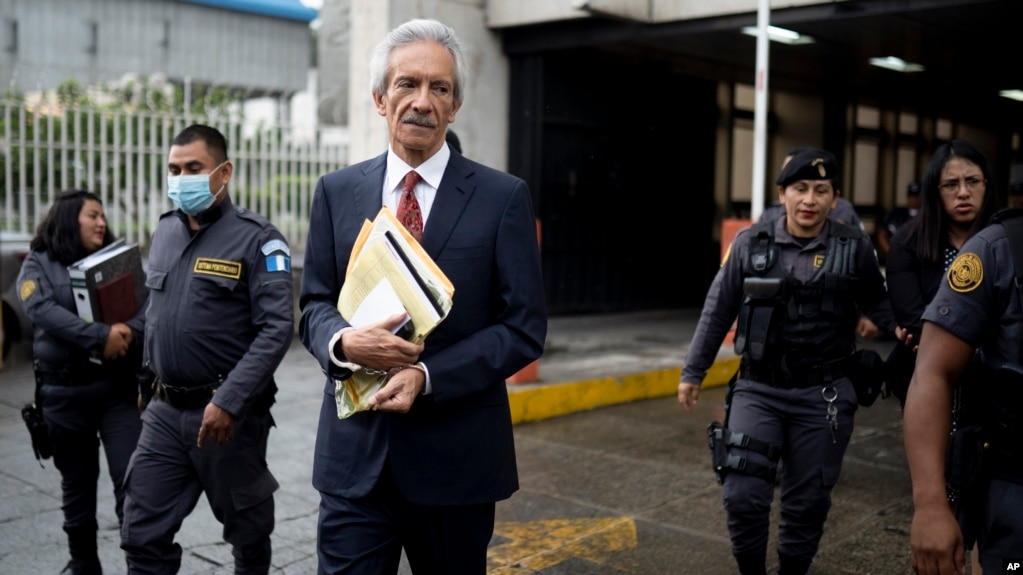 ARCHIVO: El periodista galardonado José Rubén Zamora es escoltado por la policía después de finalizar el primer día de su juicio por cargos de lavado de dinero, en la Ciudad de Guatemala, el martes 2 de mayo de 2023. 