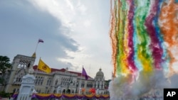 Kembang api berwarna pelangi membubung ke angkasa di depan gedung pemerintah di Bangkok, Thailand, Selasa, 18 Juni 2024. Senat Thailand, Selasa (18/6) memberikan suara penuh untuk menyetujui RUU yang akan melegalkan pernikahan sesama jenis. (AP/Sakchai Lalit)